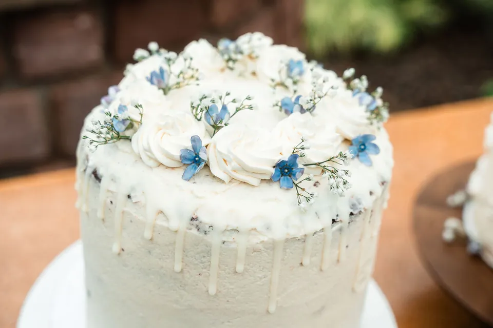 Hochzeitstorte mit blauen Blüten, Hochzeit in der Schleifenmühle Dettenheim-Rußheim
