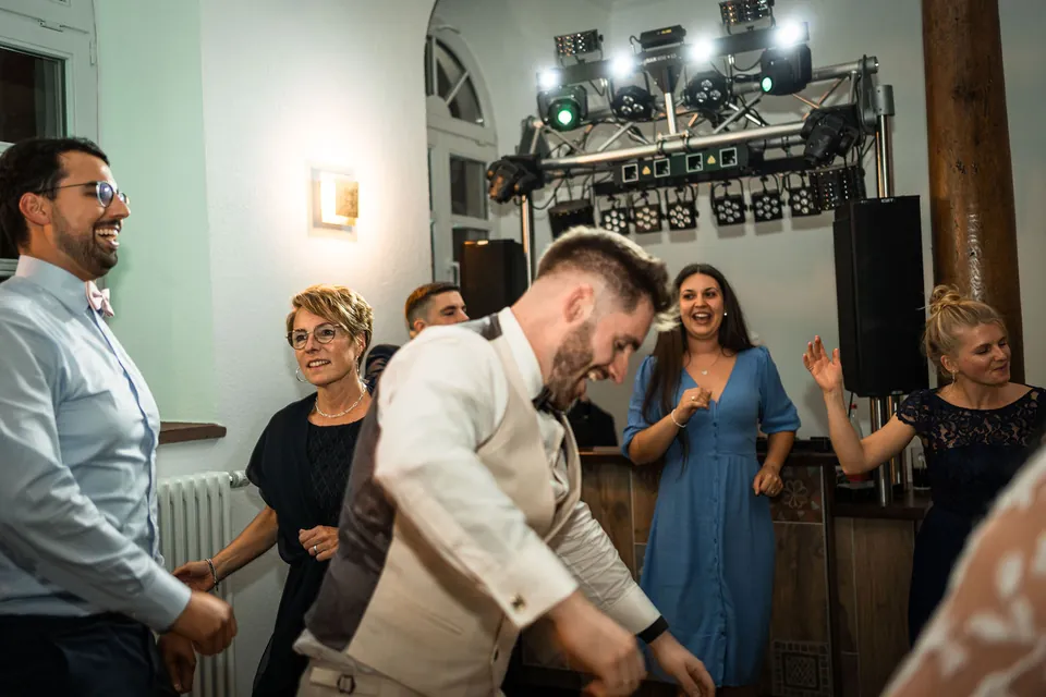 Bräutigam tanzt ausgelassen, Hochzeit in der Schleifenmühle Dettenheim-Rußheim