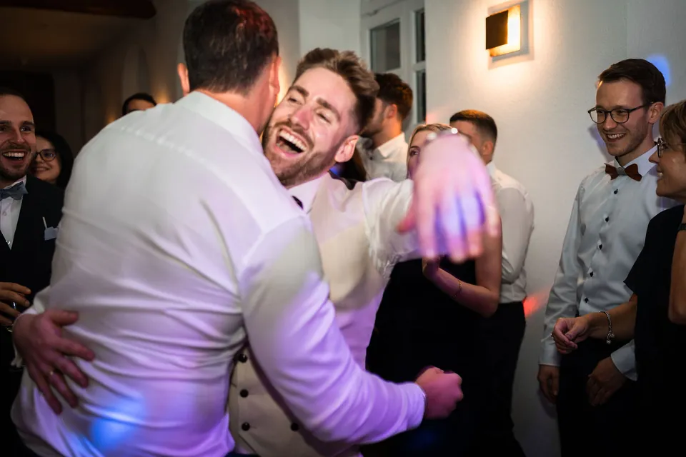 Bräutigam feiert mit Freunden, Hochzeit in der Schleifenmühle Dettenheim-Rußheim