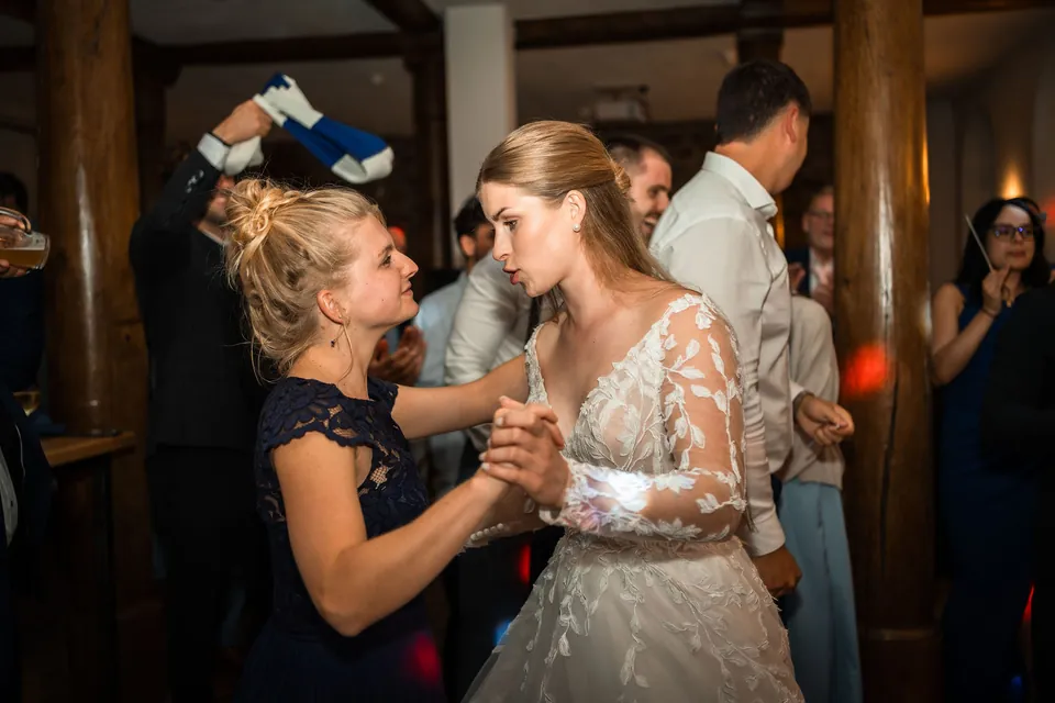 Braut tanzt mit ihren Gästen, Hochzeit in der Schleifenmühle Dettenheim-Rußheim