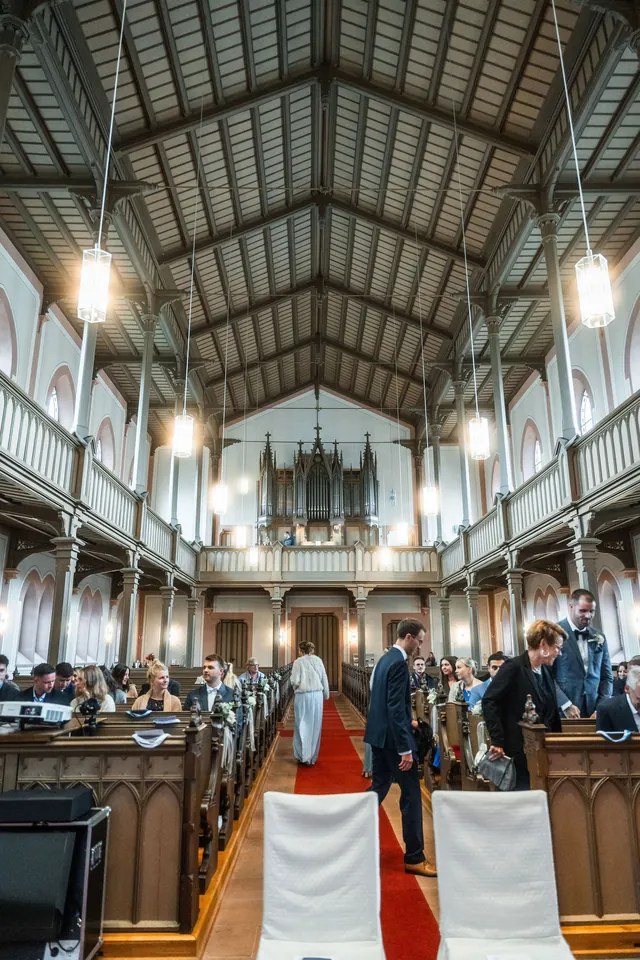 Volle Kirche während der Trauung, Hochzeit in der Schleifenmühle Dettenheim-Rußheim