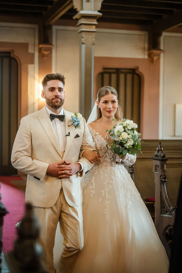 Einzug des Brautpaars in die Kirche, Hochzeit in der Schleifenmühle Dettenheim-Rußheim