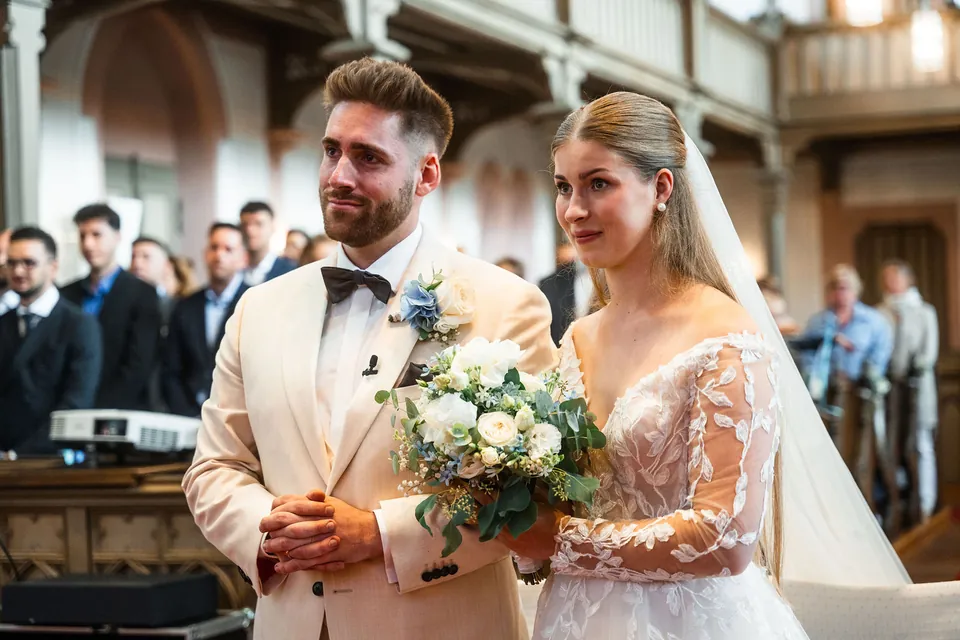 Brautpaar lacht am Altar, Hochzeit in der Schleifenmühle Dettenheim-Rußheim