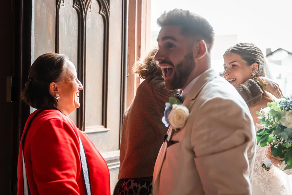 Umarmung bei der Gratulation, Hochzeit in der Schleifenmühle Dettenheim-Rußheim