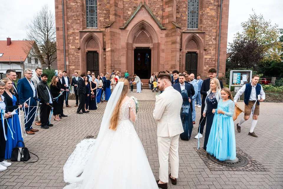 Gäste vor der Kirche, Hochzeit in der Schleifenmühle Dettenheim-Rußheim