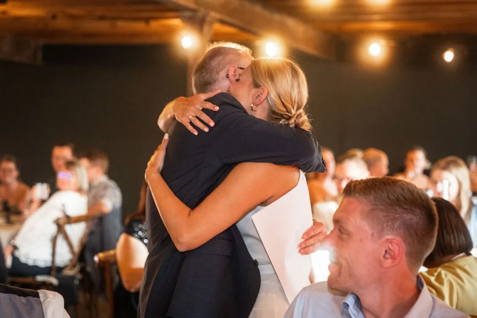 Umarmung am Tisch, Hochzeit im Eichenstolz Ladenburg