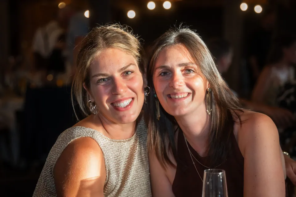 Zwei Freundinnen lachen in die Kamera, Hochzeit im Eichenstolz Ladenburg