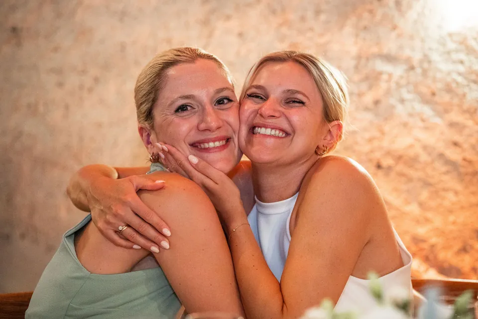 Braut umarmt eine Freundin, Hochzeit im Eichenstolz Ladenburg