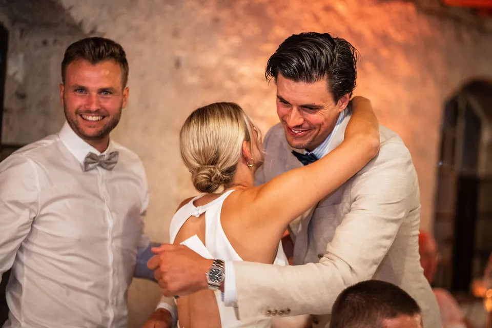 Bräutigam umarmt einen Freund, Hochzeit im Eichenstolz Ladenburg