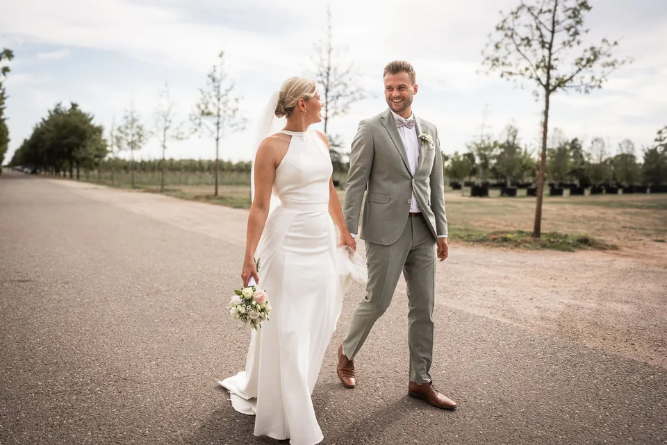 Brautpaar Hand in Hand auf dem Weg, Hochzeit im Eichenstolz Ladenburg