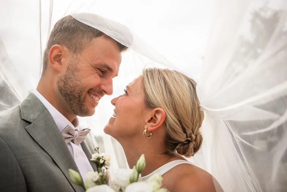 Brautpaar lachend unter dem Schleier, Hochzeit im Eichenstolz Ladenburg