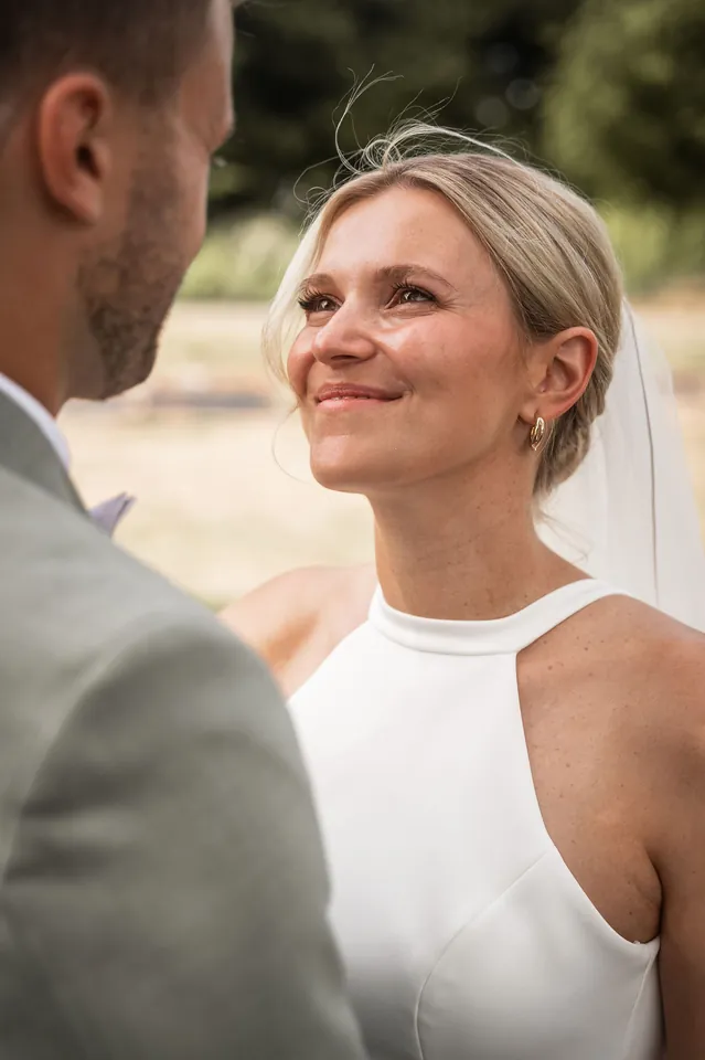Braut schaut lächelnd zu ihrem Bräutigam auf, Hochzeit im Eichenstolz Ladenburg