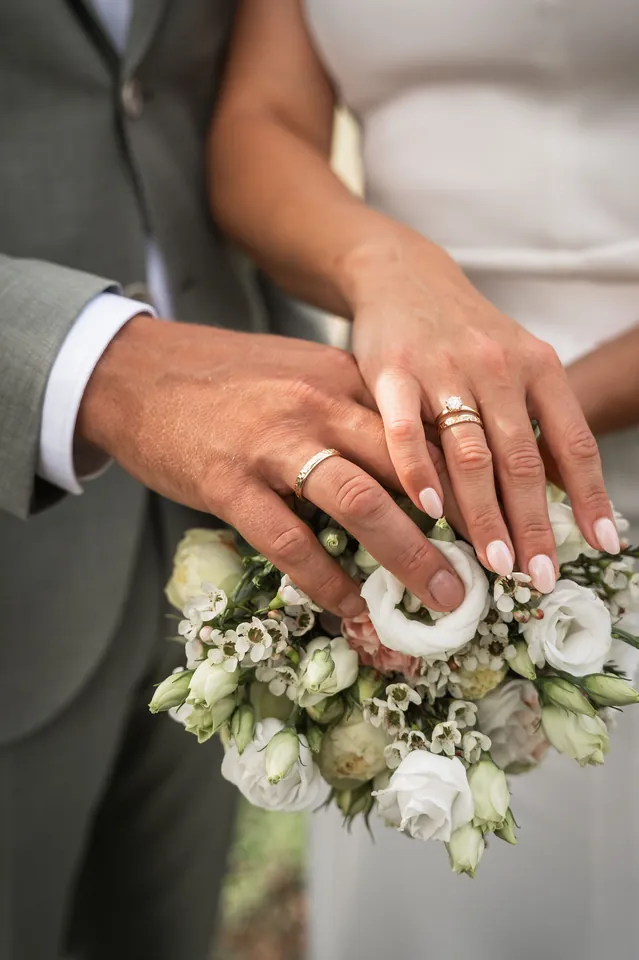 Hände mit Eheringen auf dem Brautstrauß, Hochzeit im Eichenstolz Ladenburg