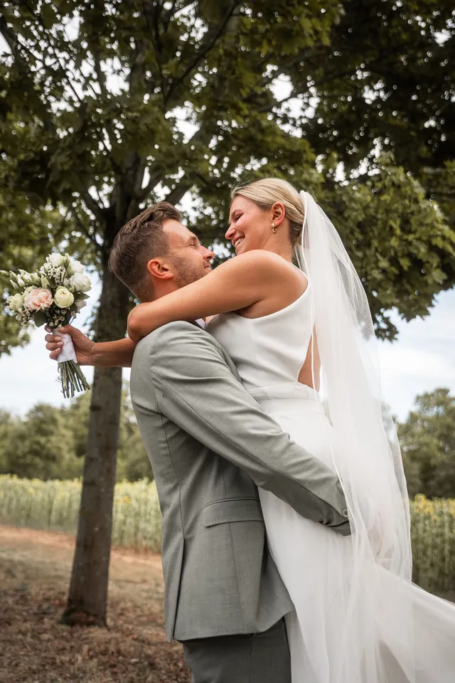 Bräutigam hebt die Braut in die Luft, Hochzeit im Eichenstolz Ladenburg