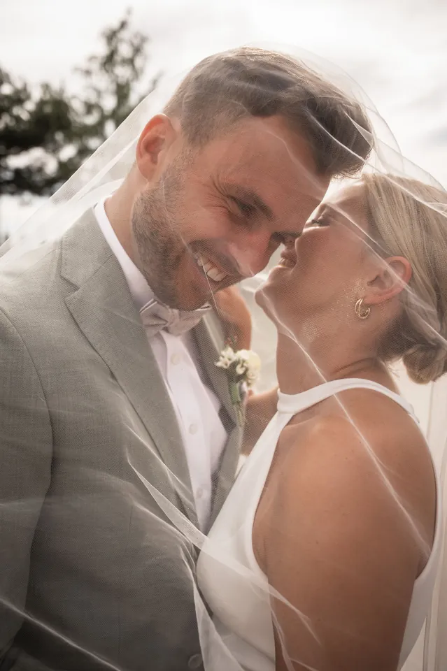 Brautpaar Wange an Wange unter dem Schleier, Hochzeit im Eichenstolz Ladenburg