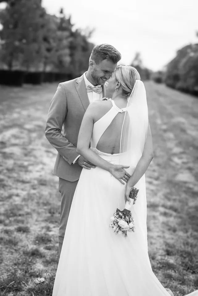 Brautpaar in der Allee, schwarz-weiß, Hochzeit im Eichenstolz Ladenburg