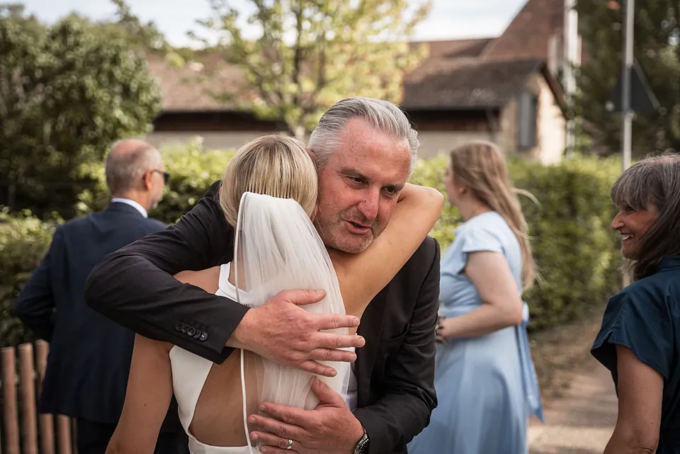 Herzliche Umarmung bei der Gratulation, Hochzeit im Eichenstolz Ladenburg