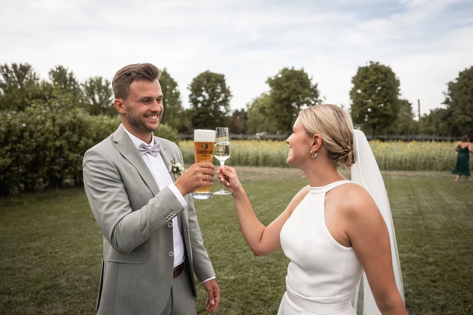 Brautpaar stößt mit Bier und Sekt an, Hochzeit im Eichenstolz Ladenburg