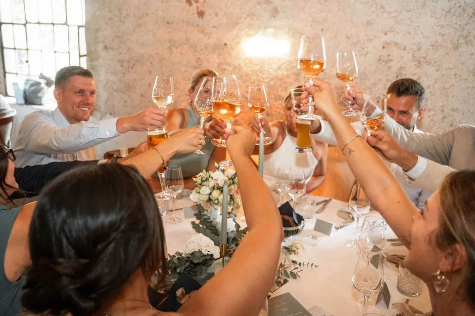 Gäste erheben die Gläser, Hochzeit im Eichenstolz Ladenburg