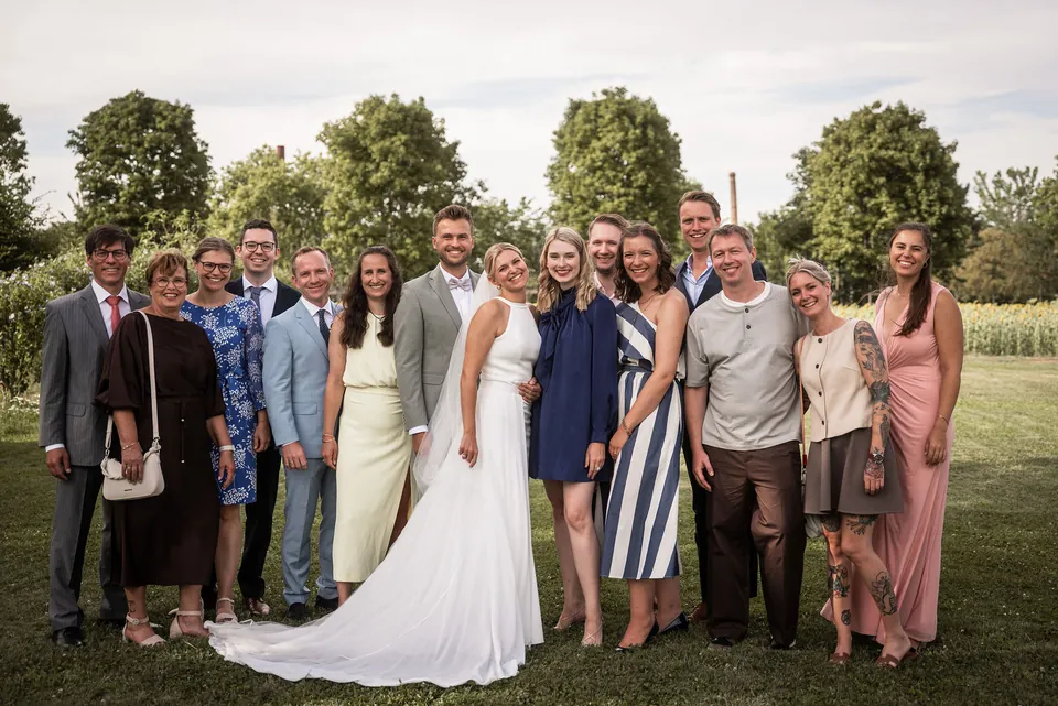 Gruppenbild mit Familie und Freunden auf der Wiese, Hochzeit im Eichenstolz Ladenburg