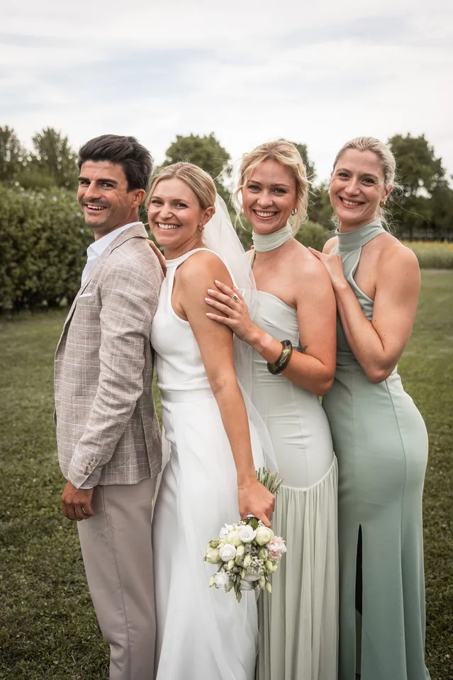 Braut mit ihren Freundinnen und einem Freund Rücken an Rücken, Hochzeit im Eichenstolz Ladenburg