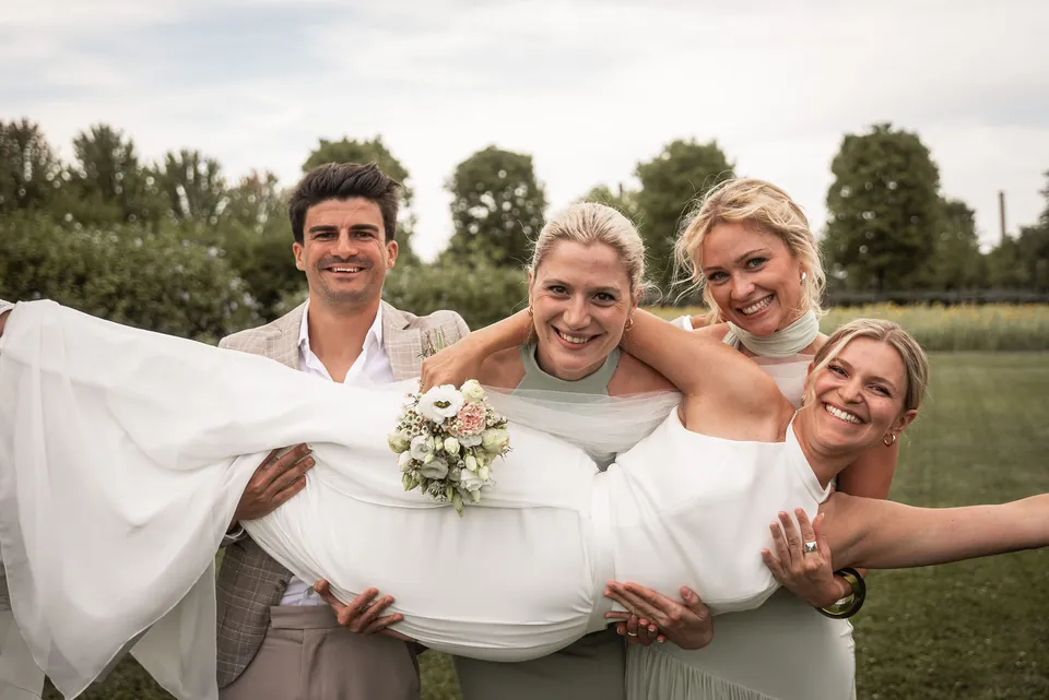 Freundinnen tragen die Braut auf Händen, Hochzeit im Eichenstolz Ladenburg