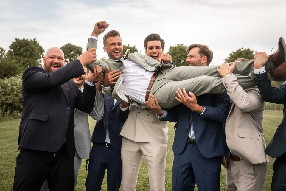 Freunde heben den Bräutigam in die Luft, Hochzeit im Eichenstolz Ladenburg