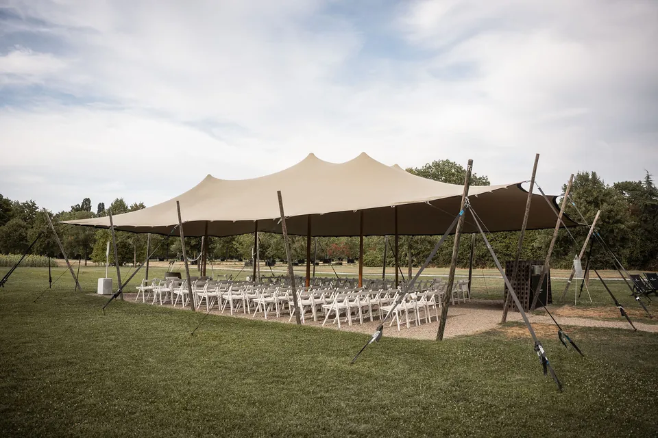Leere Stuhlreihen unter dem Sonnensegel vor der freien Trauung, Hochzeit im Eichenstolz Ladenburg