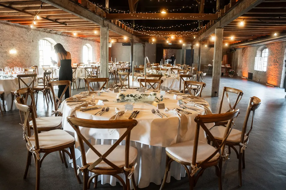 Festsaal mit runden Tafeln unter Lichterketten, Hochzeit im Eichenstolz Ladenburg