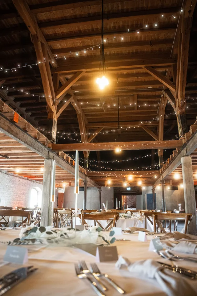 Holzdachstuhl mit Lichterketten über der Festtafel, Hochzeit im Eichenstolz Ladenburg