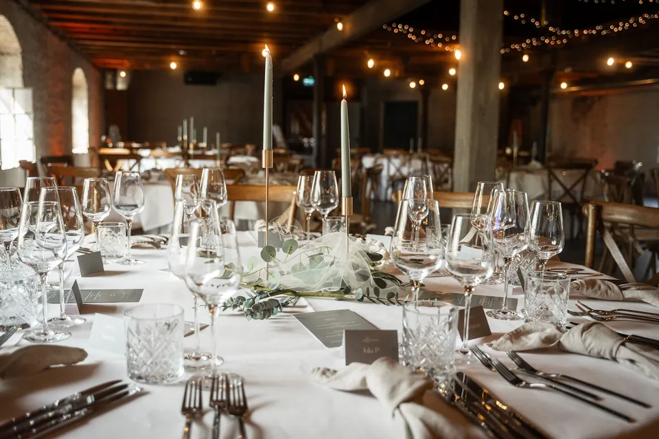 Gedeckte Tafel mit Kerzen und Gläsern, Hochzeit im Eichenstolz Ladenburg
