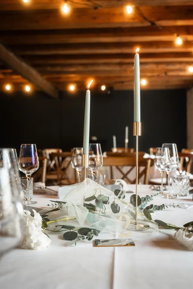 Gedeckter Tisch mit Kerzen und Grün, Hochzeit im Eichenstolz Ladenburg