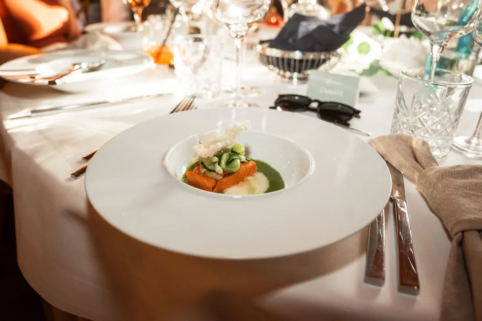 Vorspeise mit Lachs auf der festlich gedeckten Tafel, Hochzeit im Eichenstolz Ladenburg