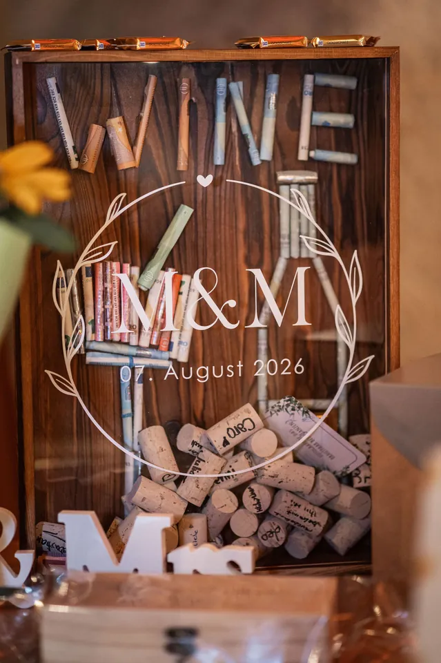 Weinkiste mit M&M und Datum 7. August 2026, Hochzeit im Eichenstolz Ladenburg