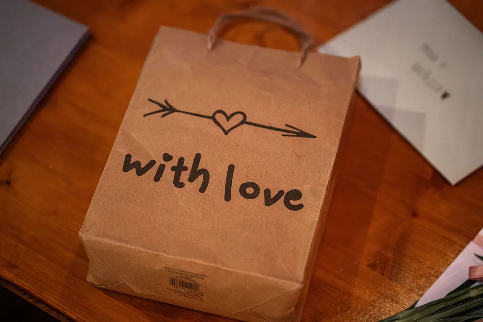 Gastgeschenk mit der Aufschrift with love, Hochzeit im Eichenstolz Ladenburg