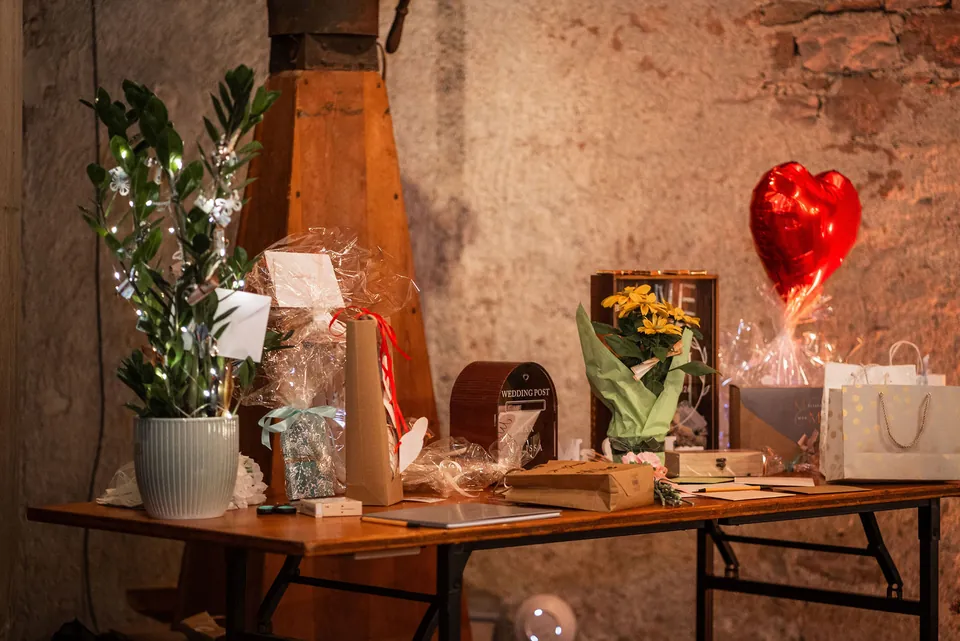 Geschenketisch mit rotem Herzballon, Hochzeit im Eichenstolz Ladenburg
