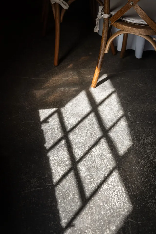 Lichtspiel eines Fensters auf dem Boden, Hochzeit im Eichenstolz Ladenburg