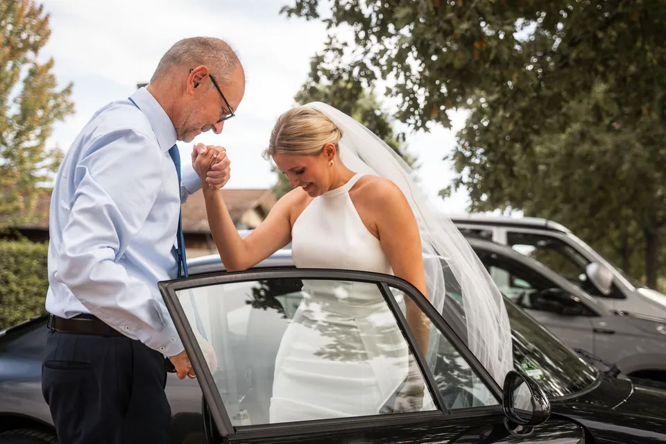 Brautvater hilft der Braut aus dem Porsche, Hochzeit im Eichenstolz Ladenburg