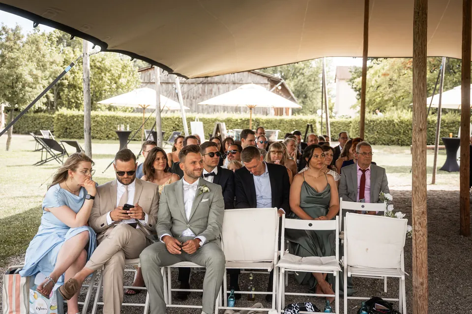 Gäste unter dem Sonnensegel warten auf die Braut, Hochzeit im Eichenstolz Ladenburg