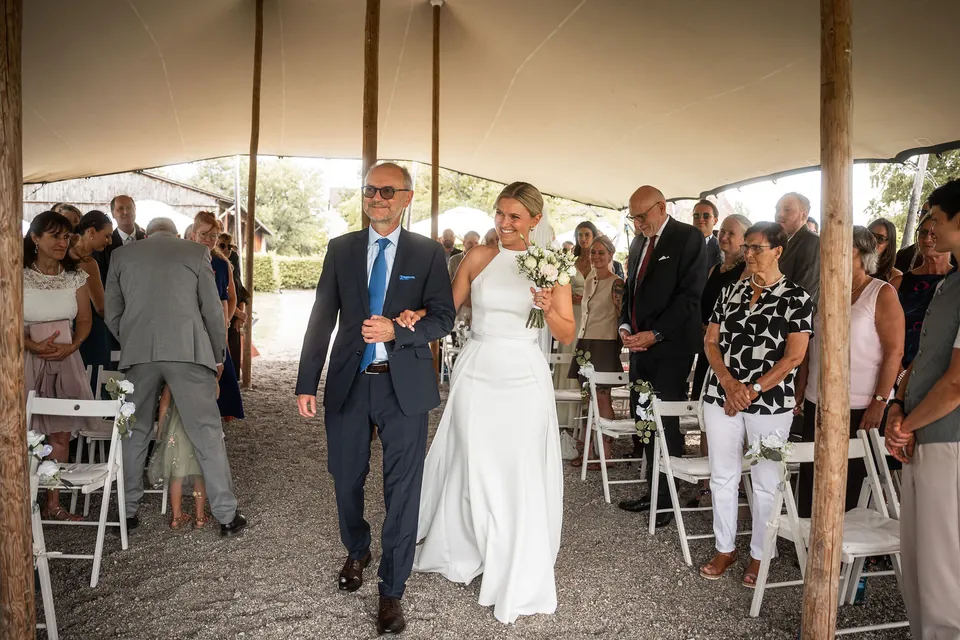 Braut kommt mit ihrem Vater zum Traubogen, Hochzeit im Eichenstolz Ladenburg