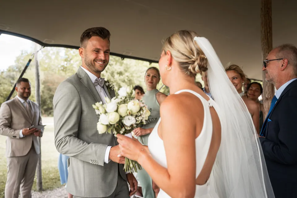 Bräutigam sieht seine Braut zum ersten Mal, Hochzeit im Eichenstolz Ladenburg