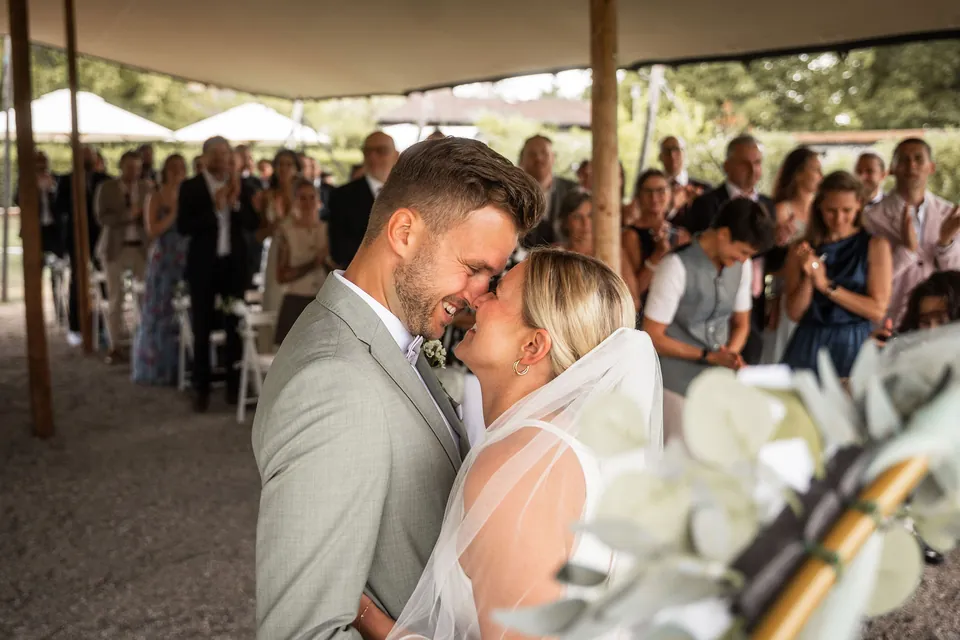 Der erste Kuss vor allen Gästen, Hochzeit im Eichenstolz Ladenburg