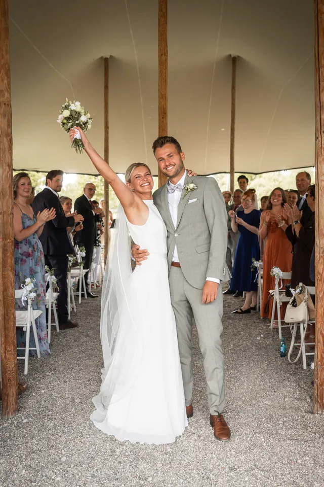 Brautpaar jubelt beim Auszug, Hochzeit im Eichenstolz Ladenburg