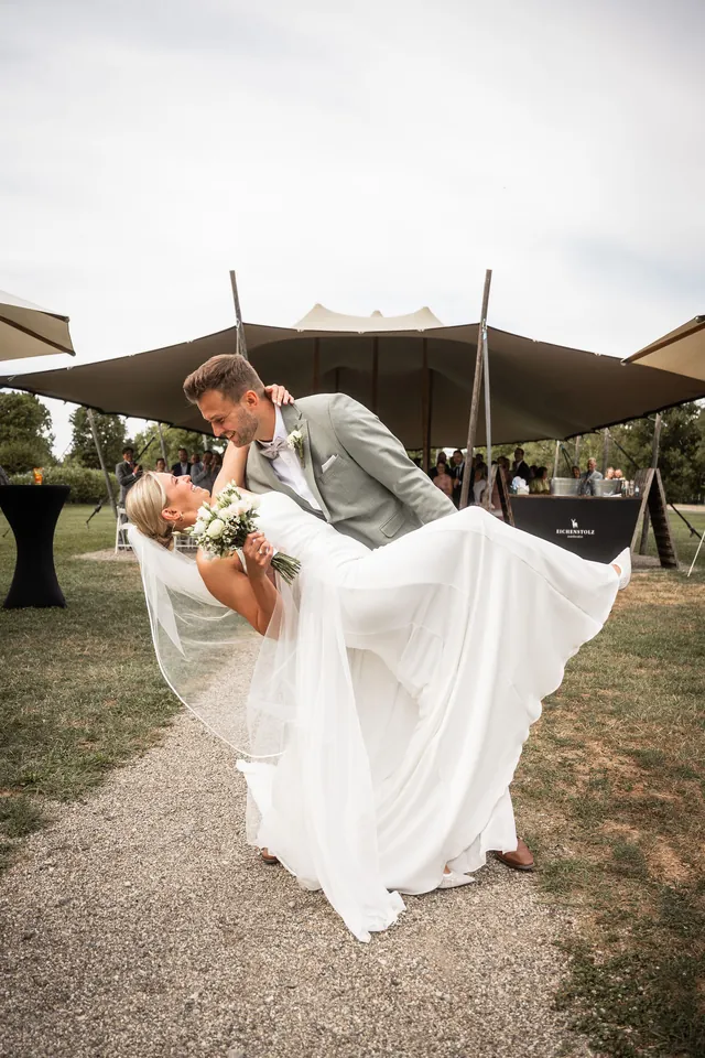 Kuss mit Schwung nach der Trauung, Hochzeit im Eichenstolz Ladenburg