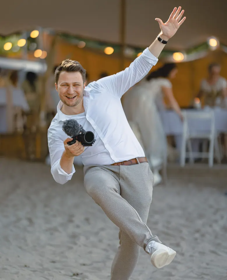 Daniel Hamm, Hochzeitsfotograf und Hochzeitsvideograf für die Pfalz, mit Kamera auf einer Hochzeitsfeier