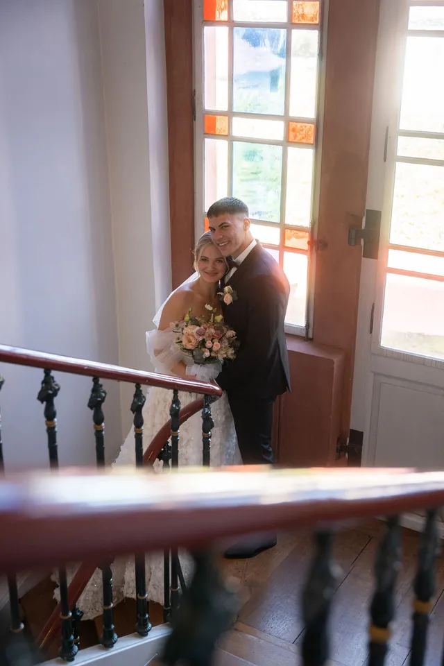 Brautpaar Arm in Arm am bunten Fenster, Hochzeit am Schloss Schwetzingen