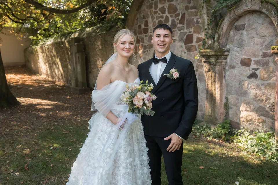 Brautpaar vor der alten Steinmauer, Hochzeit am Schloss Schwetzingen