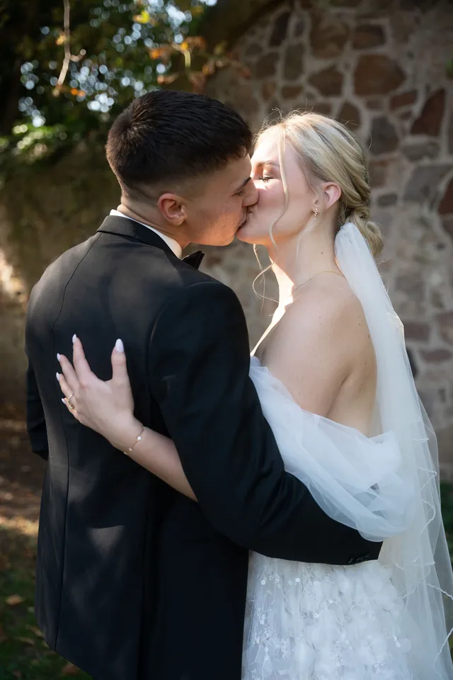 Bräutigam küsst die Braut auf die Wange, Hochzeit am Schloss Schwetzingen