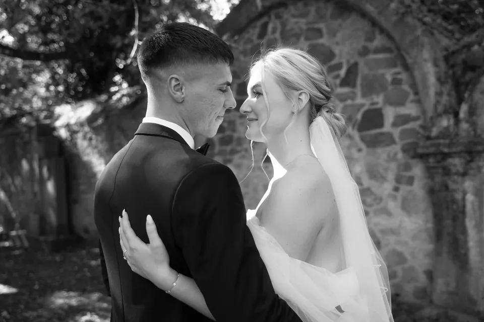 Brautpaar Stirn an Stirn, schwarz-weiß, Hochzeit am Schloss Schwetzingen