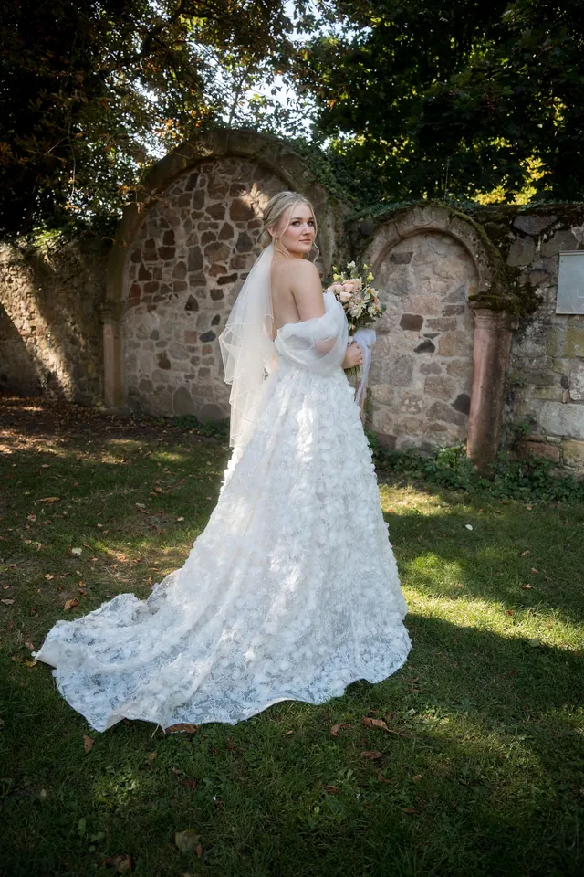 Braut vor den Bögen der alten Mauer, Hochzeit am Schloss Schwetzingen
